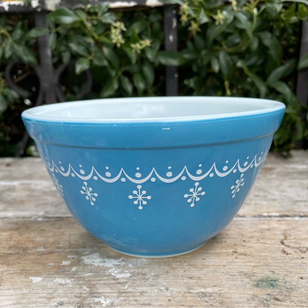 Vintage Pyrex Blue white snowflake Mixing Bowl 40 Garland 1 1/2 Qt.